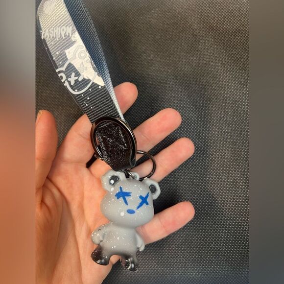 Gray Bear Keychain with Lanyard - Trendy Accessory - Picture 5 of 5